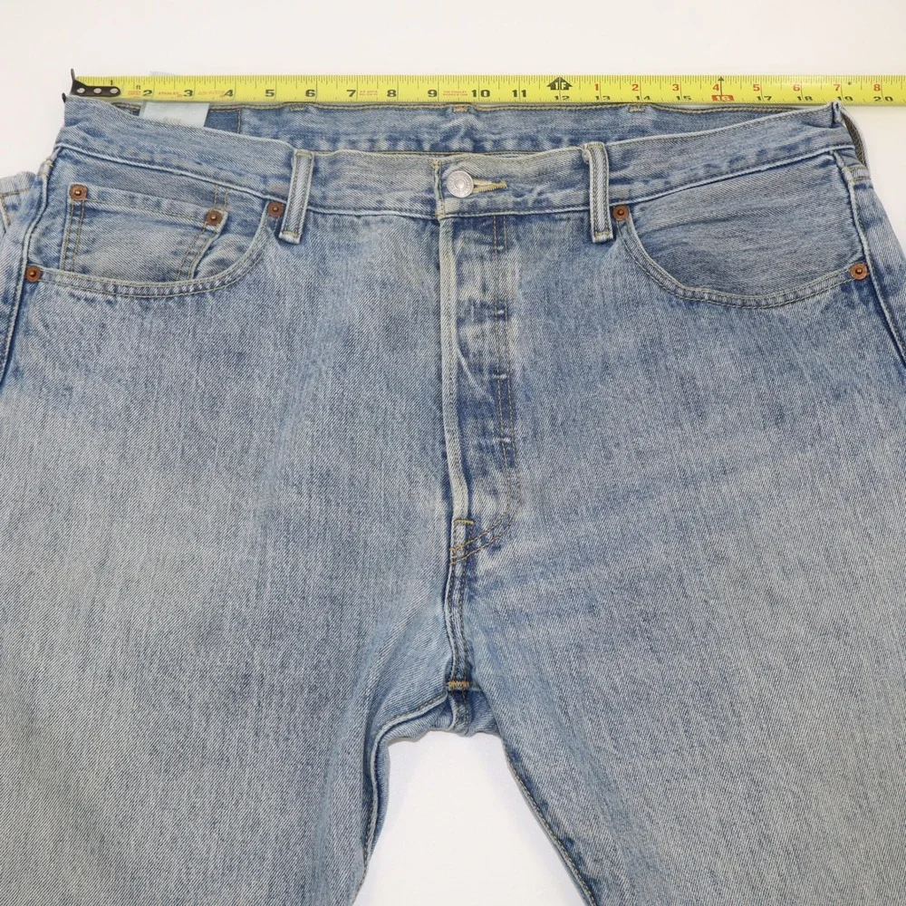 Levis 501 Men Original Fit Button Fly Straight Leg Light Wash Blue Jeans 38 x 32